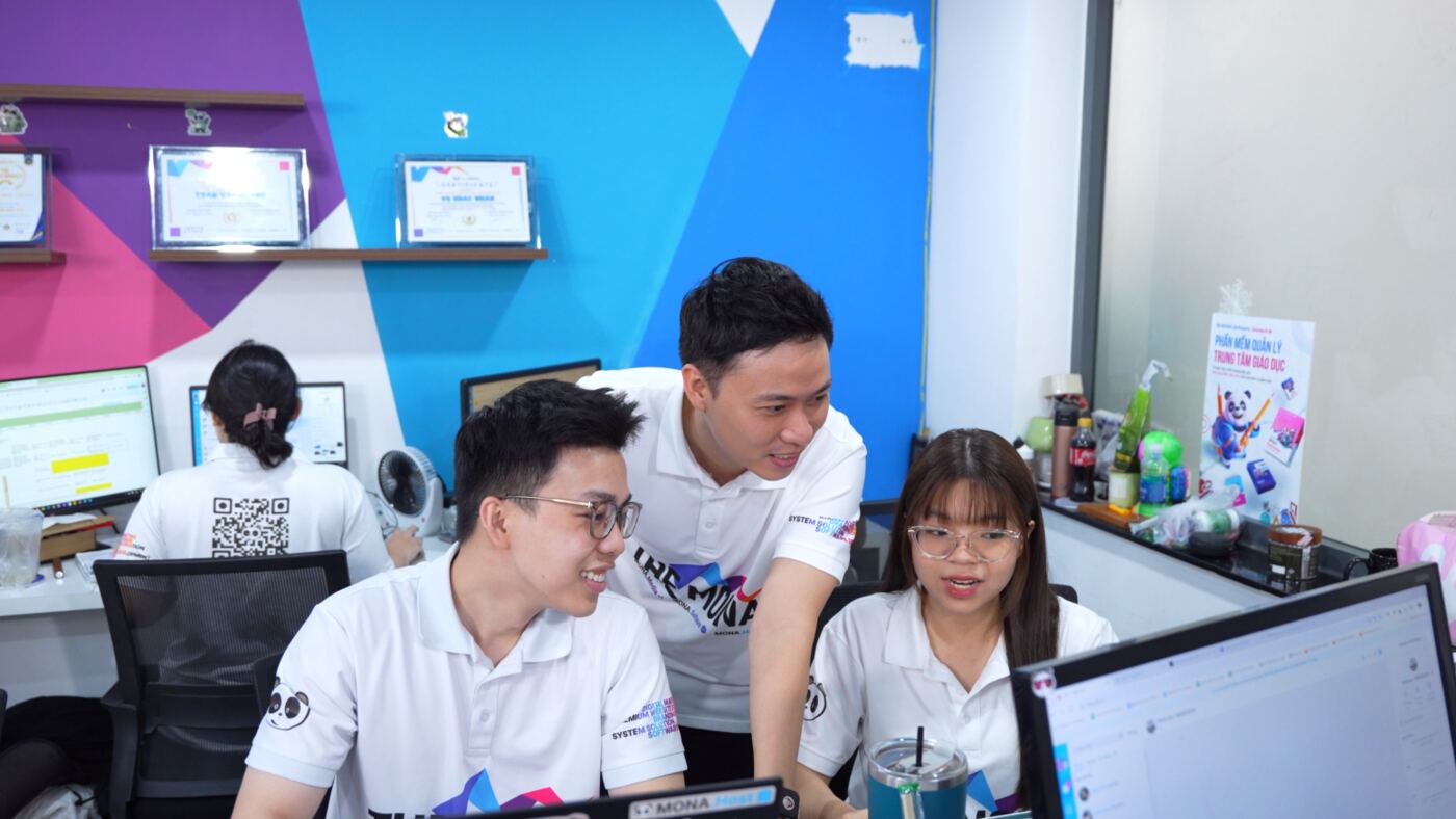 Nhân viên MONA mặc polo đồng phục cùng xử lý công việc
